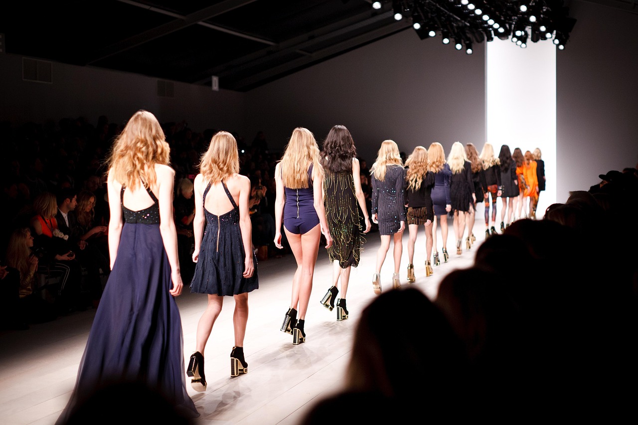 entdecken sie die neuesten modetrends, die ihren stil revolutionieren werden. aktualisieren sie ihre garderobe mit angesagten outfits, farben und accessoires für jede saison.